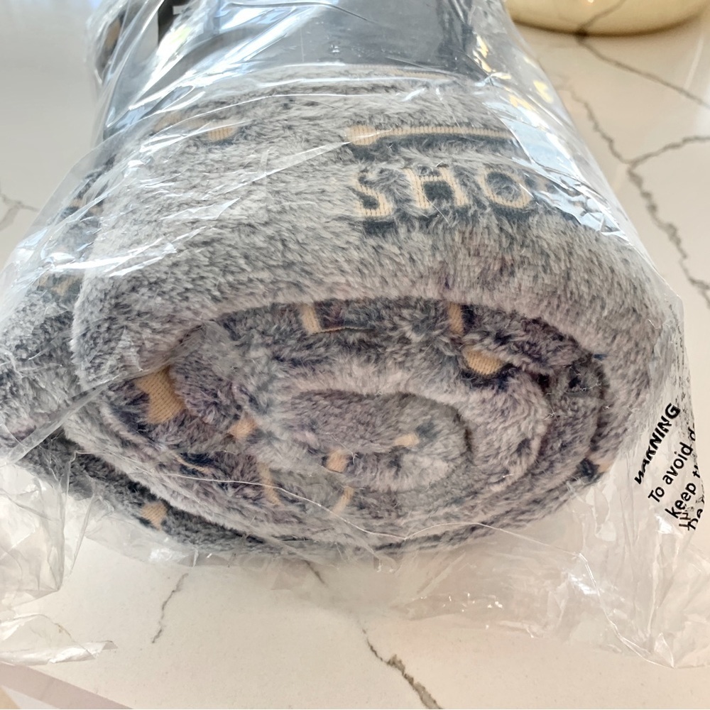 ๐ BT21 Blue Glow-in-the-Dark Constellations Plush Throw Blanket 55 x 38 inches - Picture 7 of 7